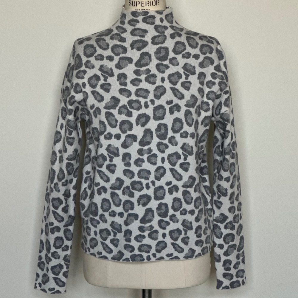Tahari‎ Mock Neck Leopard Print Sweater Women's Small Gray White Soft Stretch